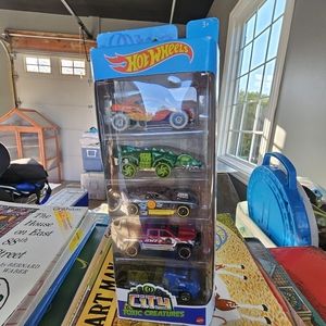 Hot Wheels 5 Car Gift Pack,, City VS Toxic Creatures, 2020, 1:64 Diecast, New